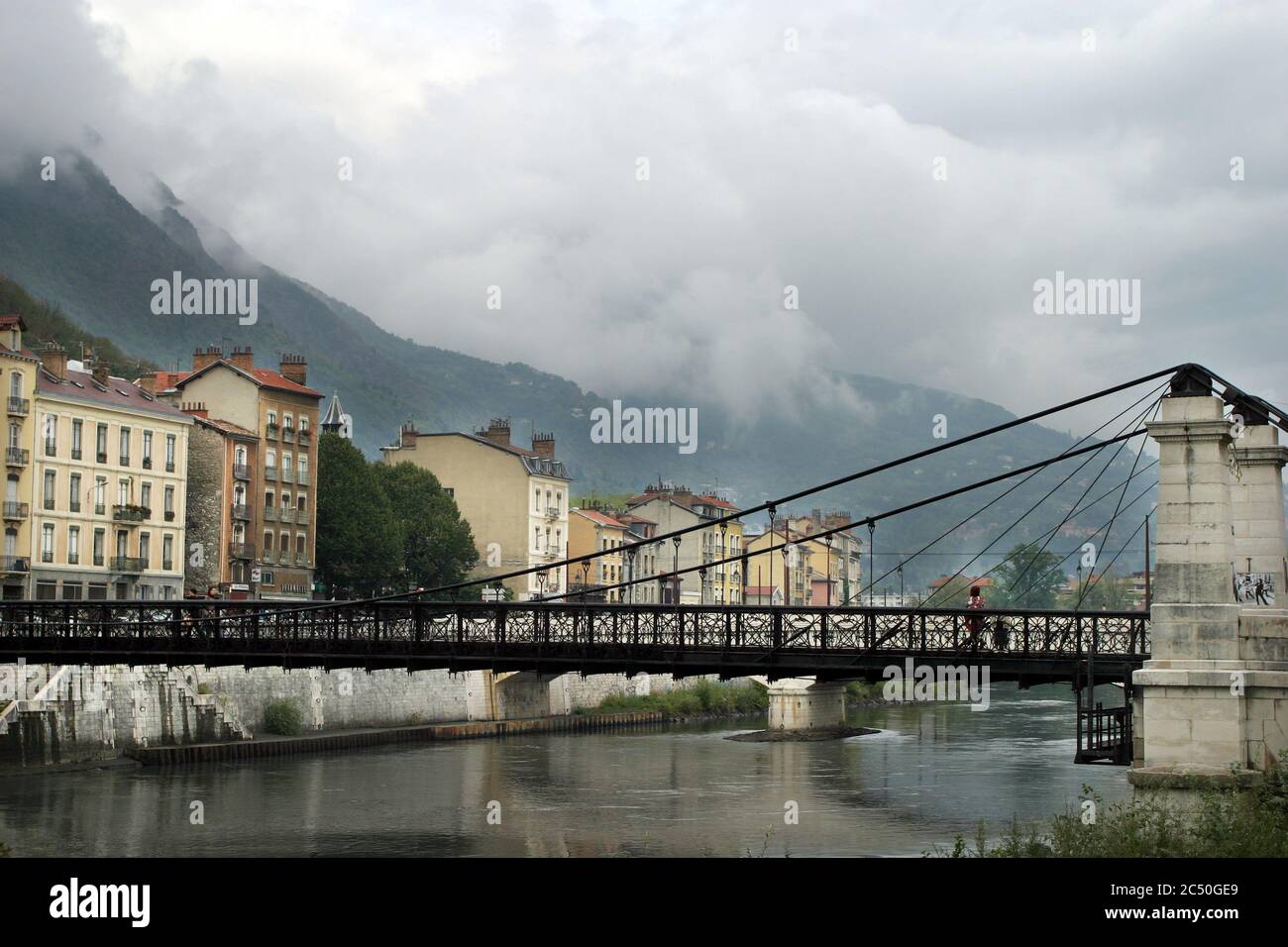Rivière DRAC et pont à Grenoble, France. Banque D'Images