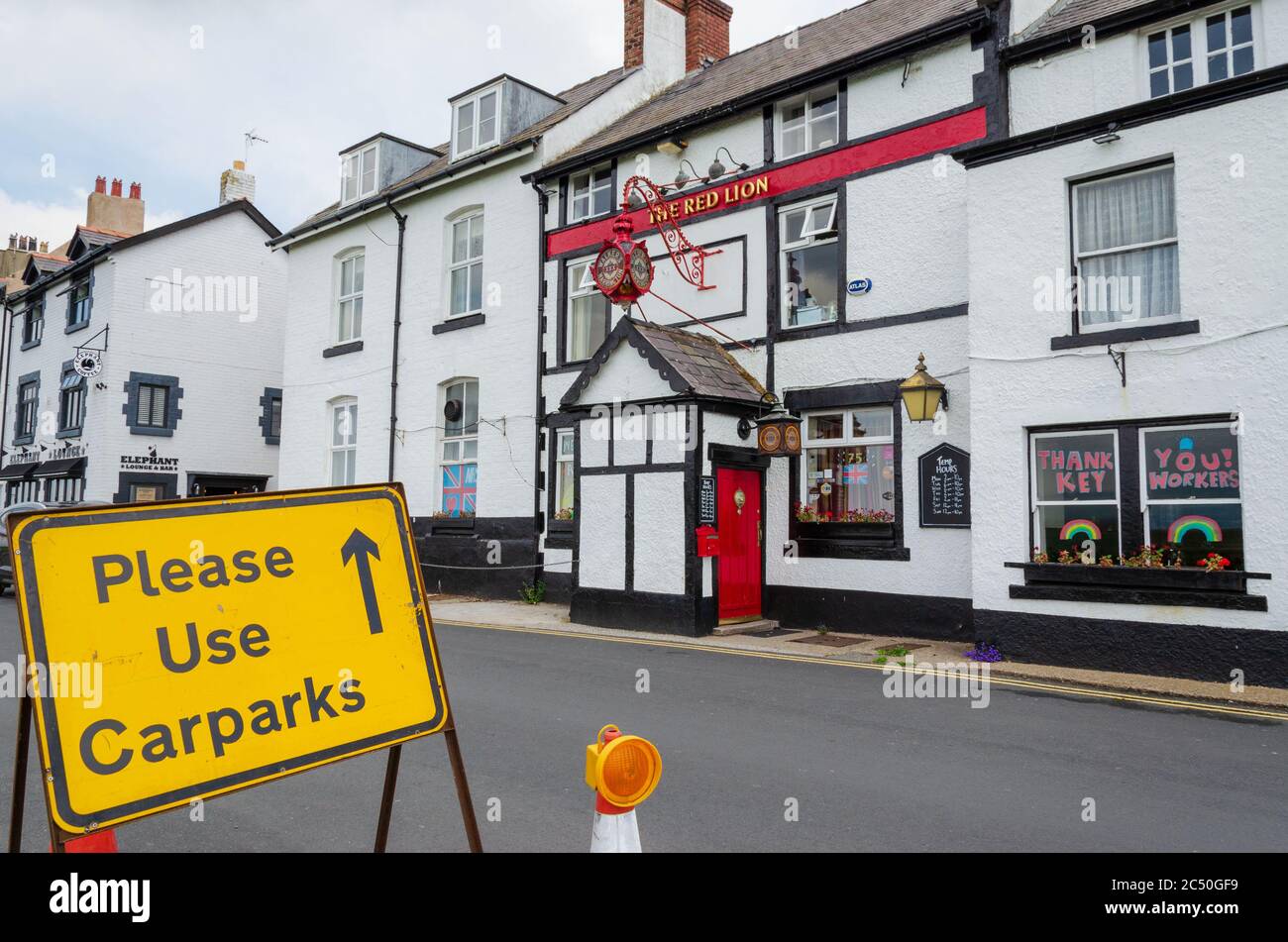 Parkgate, Wirral, Royaume-Uni: 17 juin 2020: Un panneau de signalisation routière indique aux conducteurs d'utiliser les parkings. Le panneau est en face de la maison publique Red Lion qui est temporairement Banque D'Images