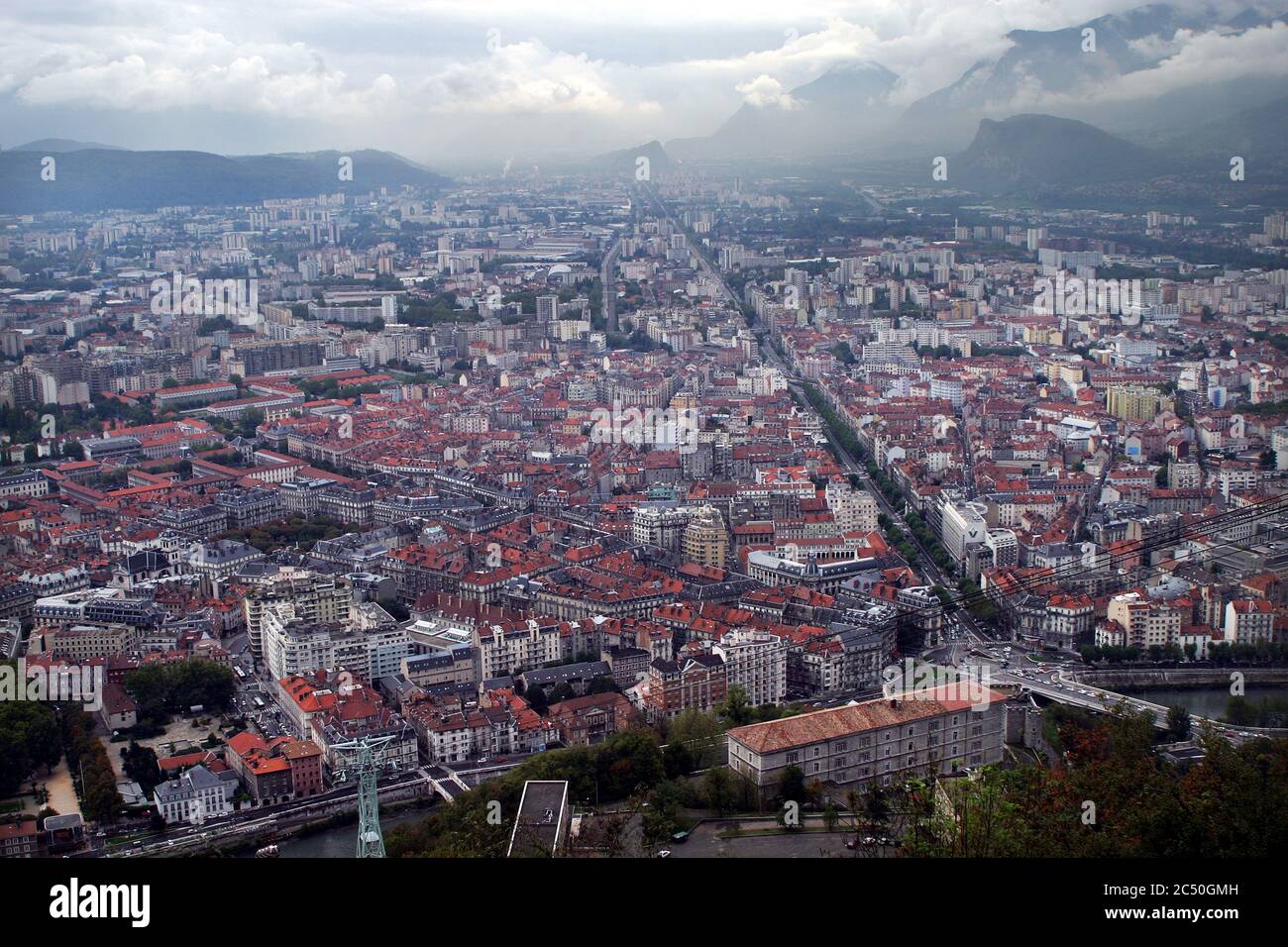 Panorama de Grenoble depuis la Bastille Hill en France. Banque D'Images