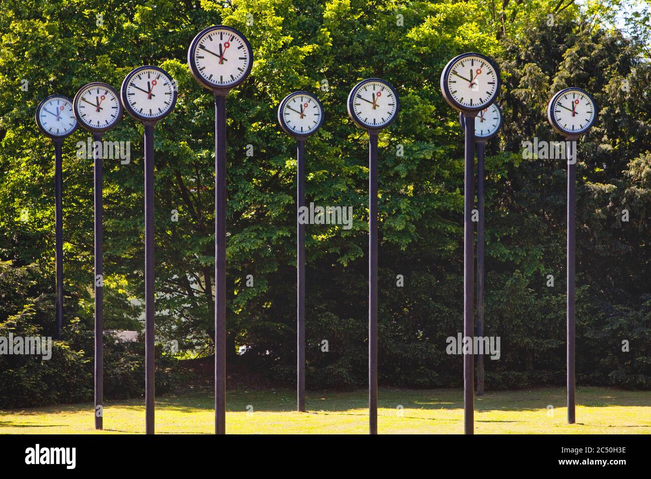 Pièce d'art Zeitfeld (champ de temps), 24 horloges de station en synchronisation à la Volksgarten à Düsseldorf, Allemagne, Rhénanie-du-Nord-Westphalie, Basse-Rhin, Düsseldorf Banque D'Images
