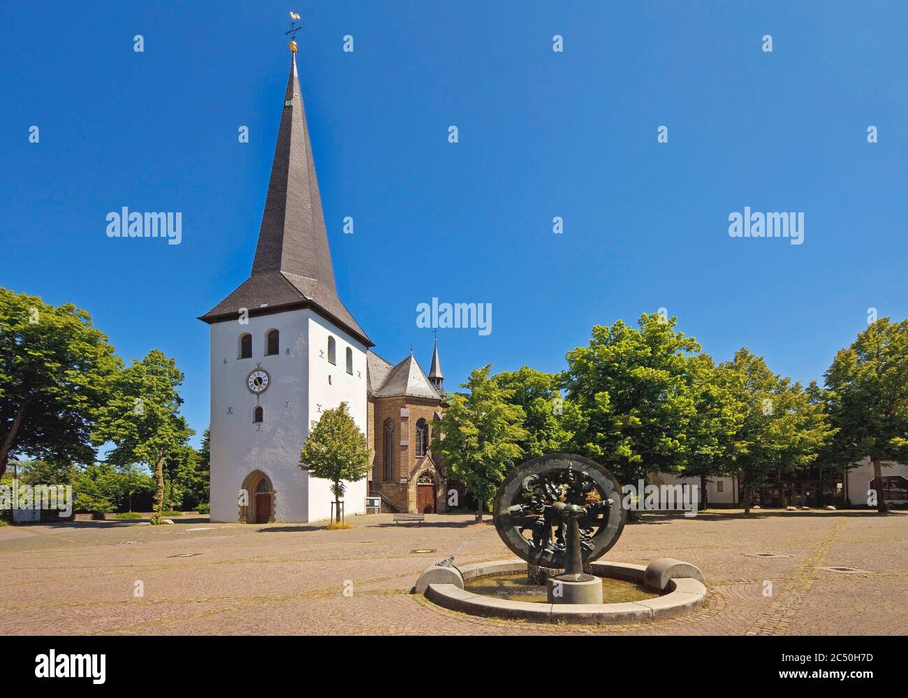Place de l'église avec St, Petri Eglise et fontaine du marché à Huesten, Allemagne, Rhénanie-du-Nord-Westphalie, pays aigre, Arnsberg Banque D'Images