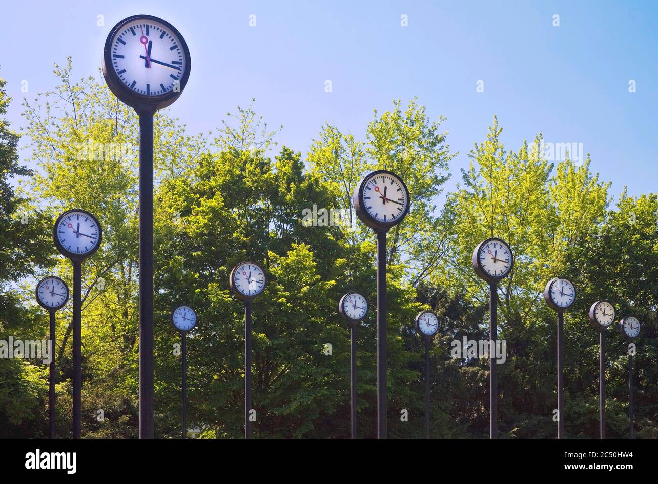 Pièce d'art Zeitfeld (champ de temps), 24 horloges de station en synchronisation à la Volksgarten à Düsseldorf, Allemagne, Rhénanie-du-Nord-Westphalie, Basse-Rhin, Düsseldorf Banque D'Images