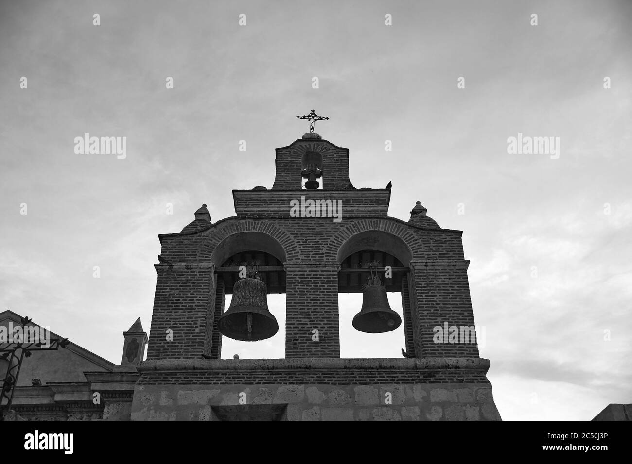 Cloches sur la cathédrale de Santa Maria la Menor. C'est la plus ancienne cathédrale des Amériques. Saint-Domingue, République dominicaine. Banque D'Images