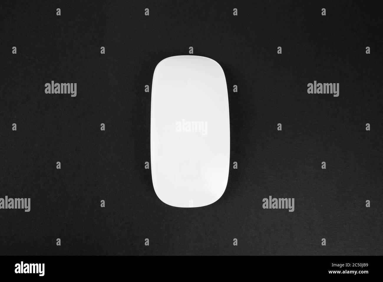 Souris sans fil blanche sur fond noir. Design moderne et élégant. Banque D'Images
