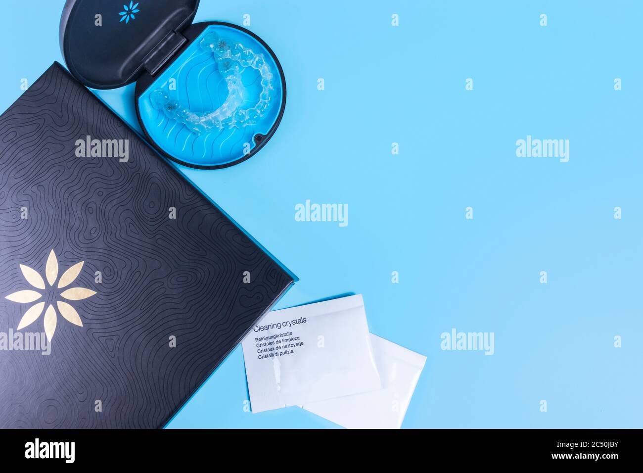 Aligneurs invisibles transparents invisalign emballage bleu avec une boîte, des dispositifs de retenue en plastique transparent et des cristaux de nettoyage. Banque D'Images