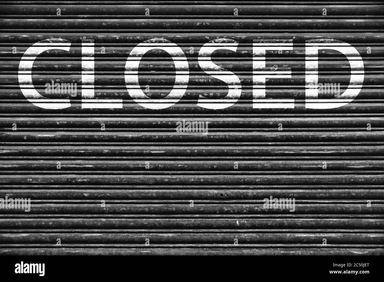 FERMÉ - inscription sur l'institution fermée. Inscription sur les anciens stores. Banque D'Images