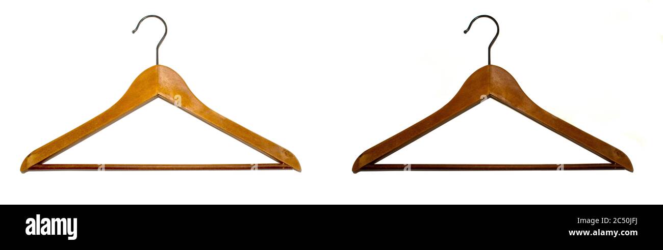 Deux cintres en bois de différentes couleurs, isolés de couleur sombre et claire sur fond blanc. Banque D'Images