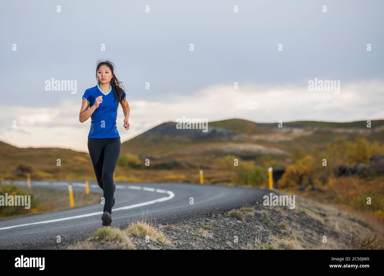 Belle femme jogging dans la zone rurale en Islande Banque D'Images