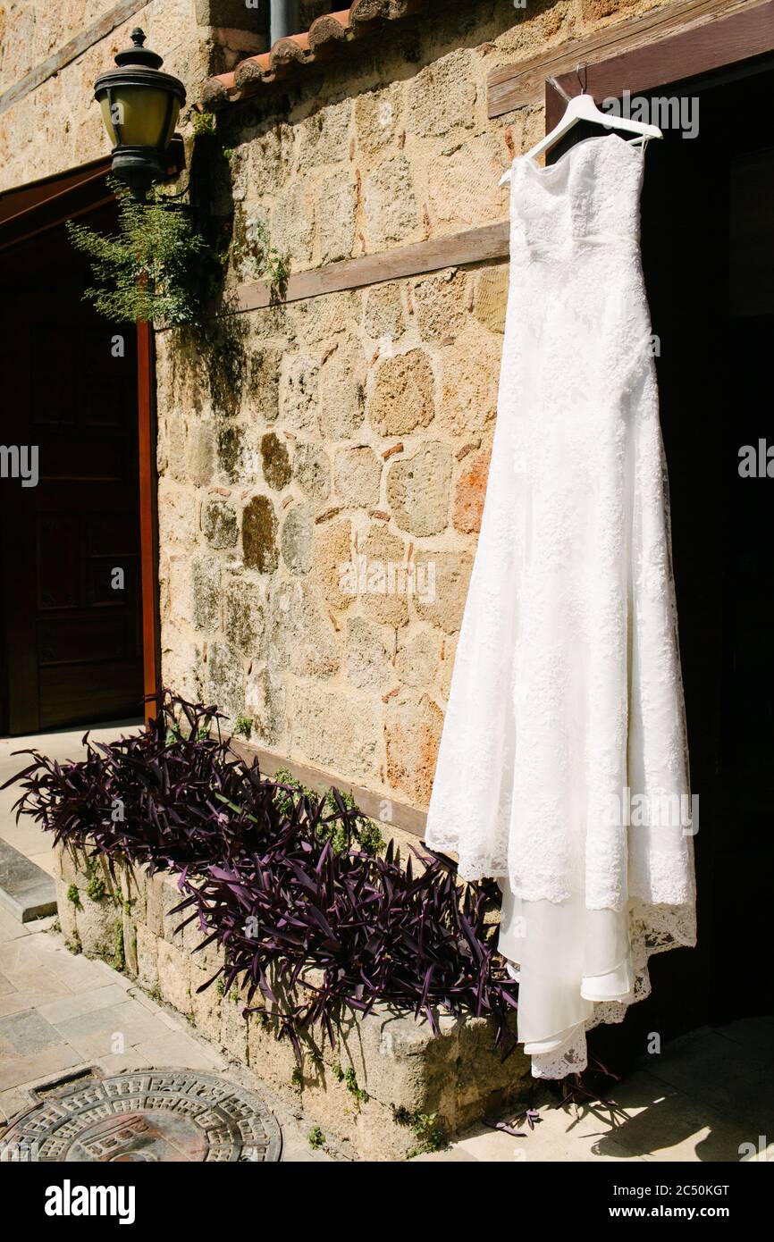 Une robe de mariage blanche pendue sur le cintre. Préparations pour le  mariage Photo Stock - Alamy