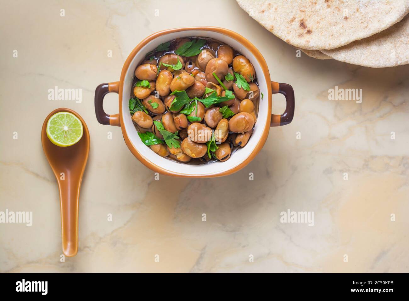 Pful MEDAMES - plat de haricots fava égyptiens avec citron ,cumin , légume Banque D'Images