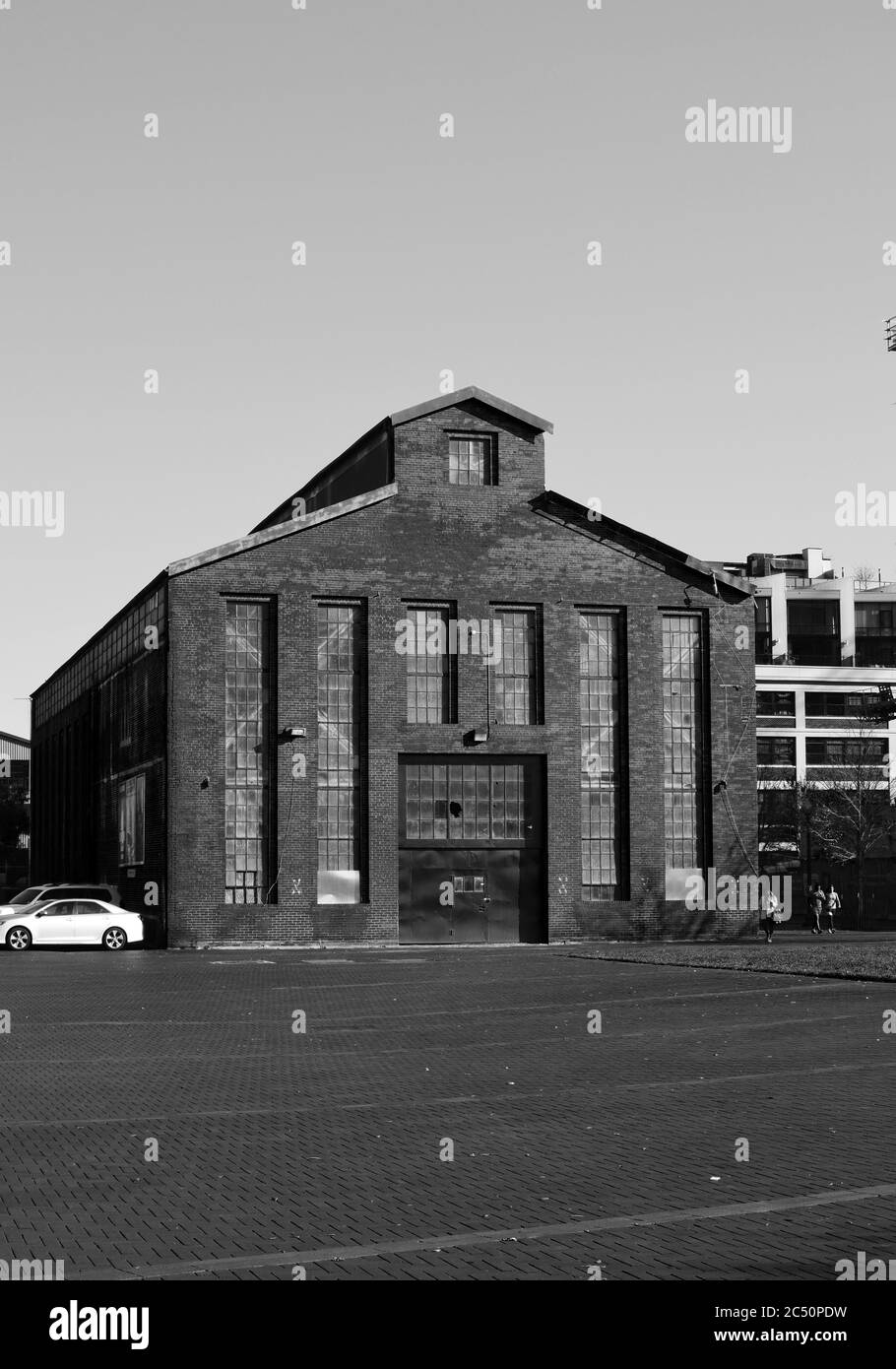 Bâtiment en briques par temps nuageux Banque D'Images