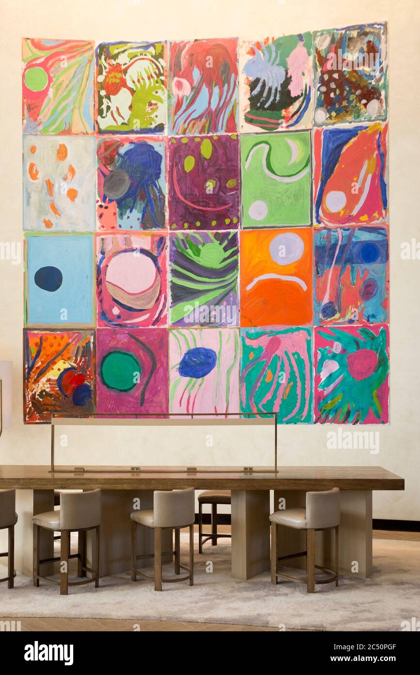 Un article abstrait et coloré, intitulé Florida Set, de l'artiste Josh Smith, est suspendu dans le salon du hall de l'hôtel Nobu à Eden Roc à Miami Beach, Floride, États-Unis Banque D'Images