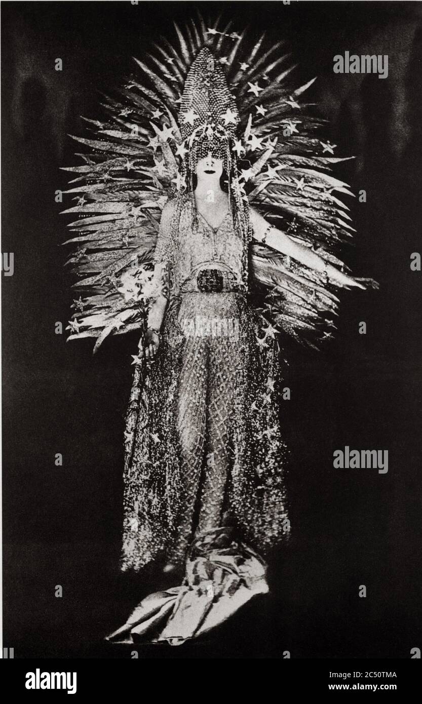 1922 CA, FRANCE : Portrait de l'italien Marquise LUISA CASATI STAMPA di Soncino ( 1881 - 1957 ) né Contessa AMMAN , l'un des plus célèbres amoureux Gabriele d'Annunzio , habillé par LEON BAKST , le costumiste des Ballets russes par Serge Diaghilev , comme LA LUMIÈRE ( LA LUCE ) pour le de Beaumont bal masqué à Paris . - nobiltà italiana - noblesse - FUTURISMO - FUTURISME - Muse - Musa - ARTE - ARTS - ritratto - Portrait - MARCHESA - BELLE EPOQUE --- Archivio GBB Banque D'Images