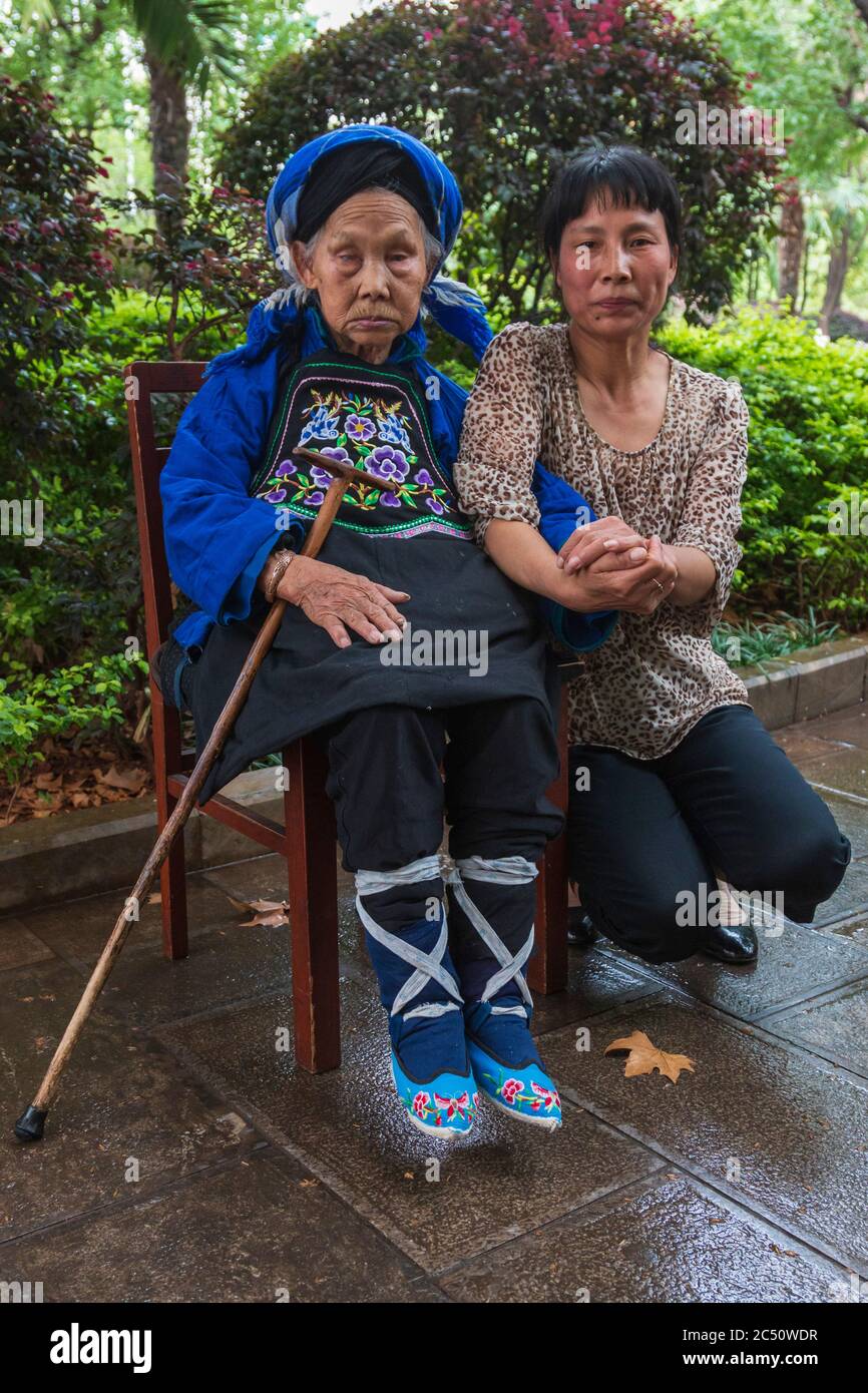 Kunming, Chine - 24 juin 2019 : Portrait d'une femme chinoise qui avait ses  pieds liés (repose-pieds) également appelés pieds de Lotus Photo Stock -  Alamy