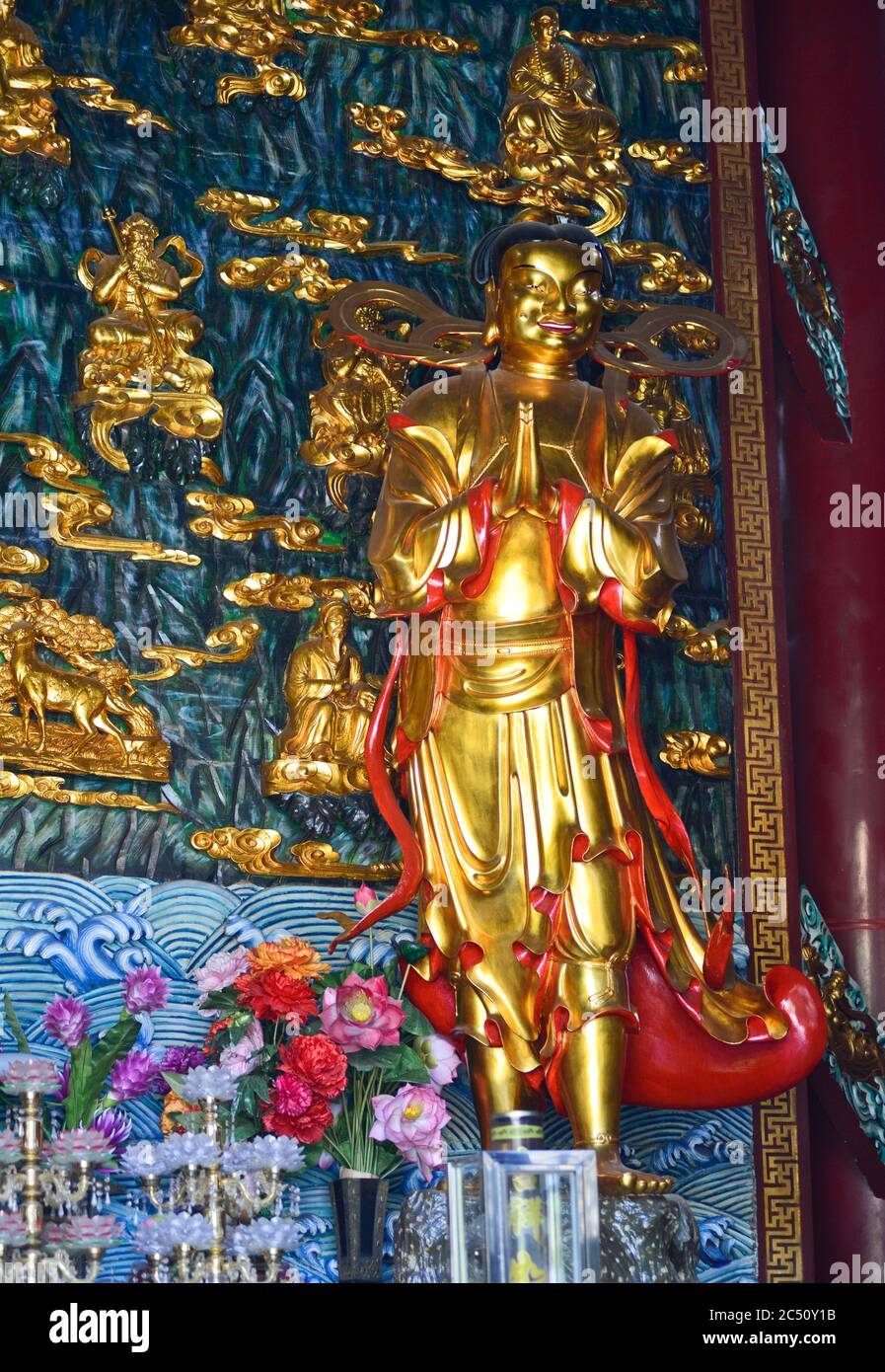 Temple Baotong : statues dorées à l'intérieur du Pavillon Sutra de Tripitaka. Wuhan, Chine Banque D'Images