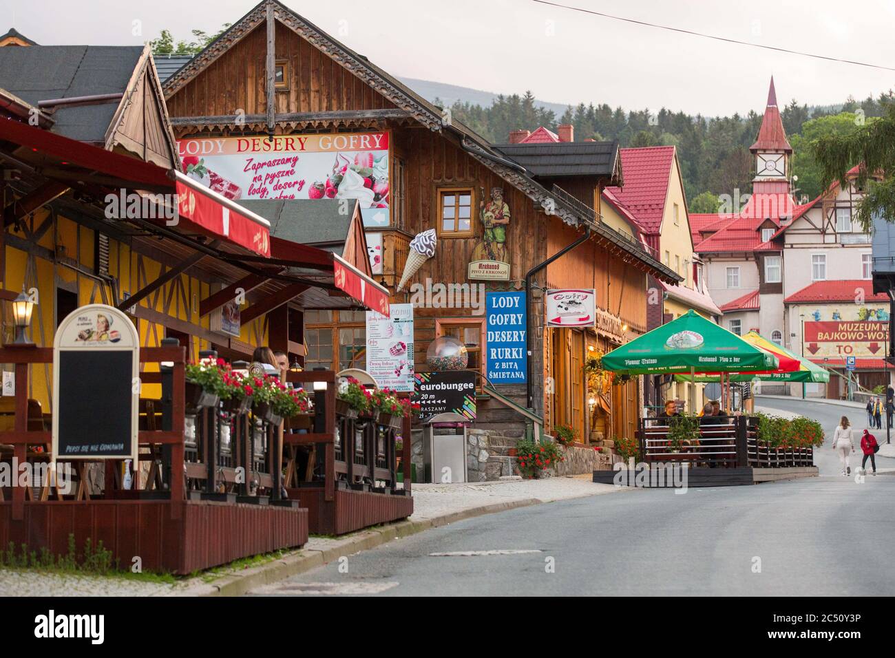 Karpacz, Pologne. 23 juin 2020. Vue sur les restaurants de la promenade principale, Konstytucji 3 rue Maja à Karpacz.Karpacz est une ville thermale et station de ski dans les montagnes de Karkonosze près de la frontière de la République tchèque. L'un des centres les plus importants pour la randonnée et le ski en montagne, y compris le saut à ski. Crédit: Karol Serewis/SOPA Images/ZUMA Wire/Alay Live News Banque D'Images