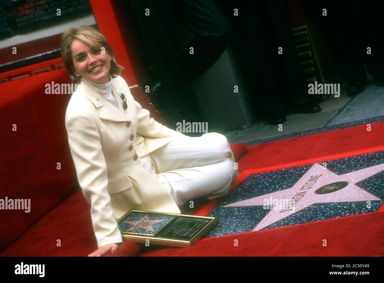 Hollywood, Californie, États-Unis 16 novembre 1995 l'actrice Sharon Stone assiste au salut de la cérémonie des étoiles du Hollywood Walk of Fame à Sharon Stone le 16 novembre 1995, au 6925 Hollywood Boulevard à Hollywood, Californie, États-Unis. Photo par Barry King/Alay stock photo Banque D'Images