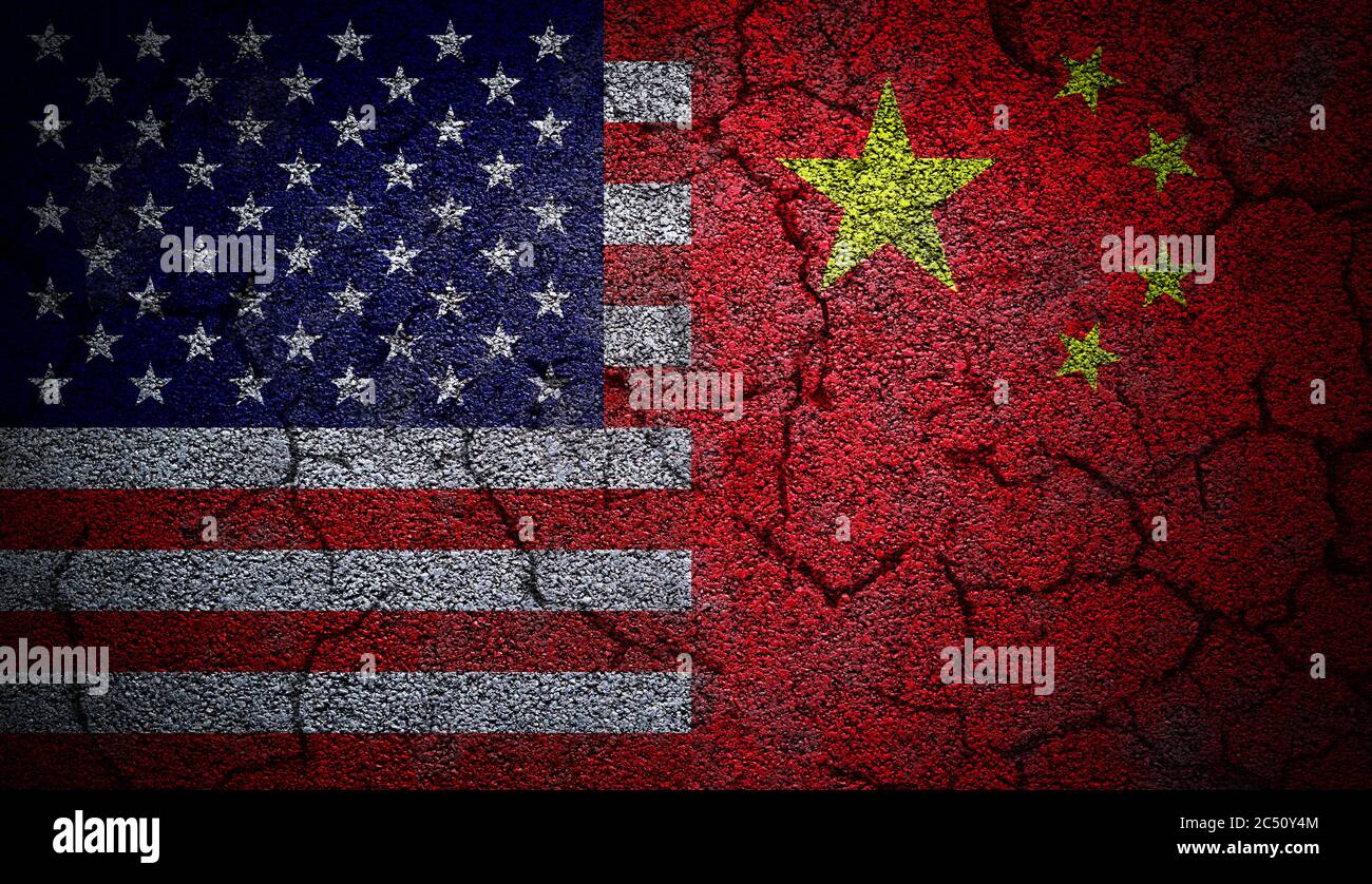 Rendu 3D de drapeaux américains et chinois doubles peints sur un mur en béton avec des fissures profondes pour illustrer les relations tendues ou rompues entre les deux Banque D'Images