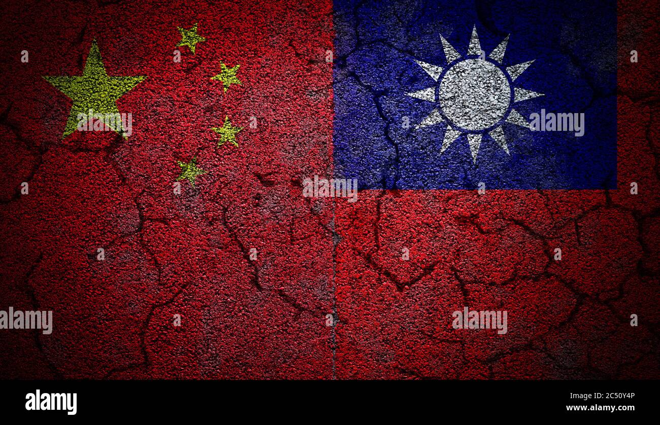 Rendu 3D de doubles drapeaux de Chine et de Taïwan peints sur un mur de béton avec un effet grunge et des fissures profondes pour illustrer le pari de relations tendues ou cassées Banque D'Images