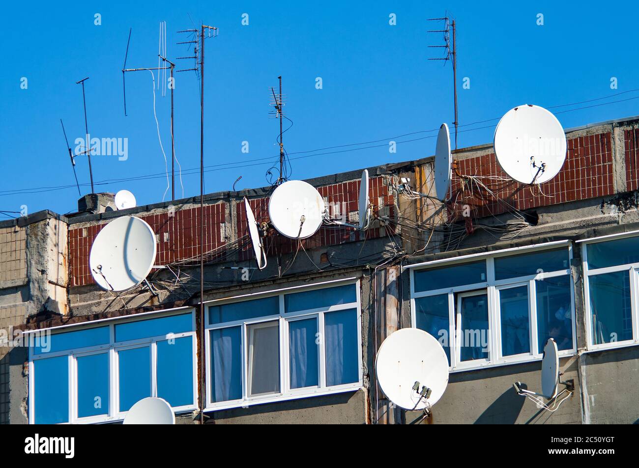 Différents types d'antennes tv avec câbles sur l'ancien toit. Concept de médias de masse Banque D'Images