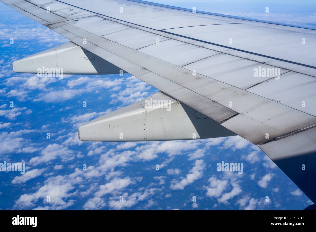 Photo Avion Dans Le Ciel Pix Date L'avion vole dans le ciel, le ciel bleu et les nuages blancs à l'extérieur  de la fenêtre Photo Stock - Alamy