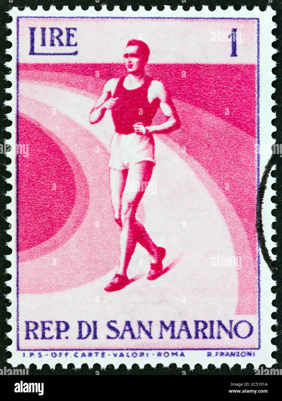 SAINT-MARIN - VERS 1954 : un timbre imprimé en Italie dans le numéro « ports » montre la marche de course, vers 1954. Banque D'Images