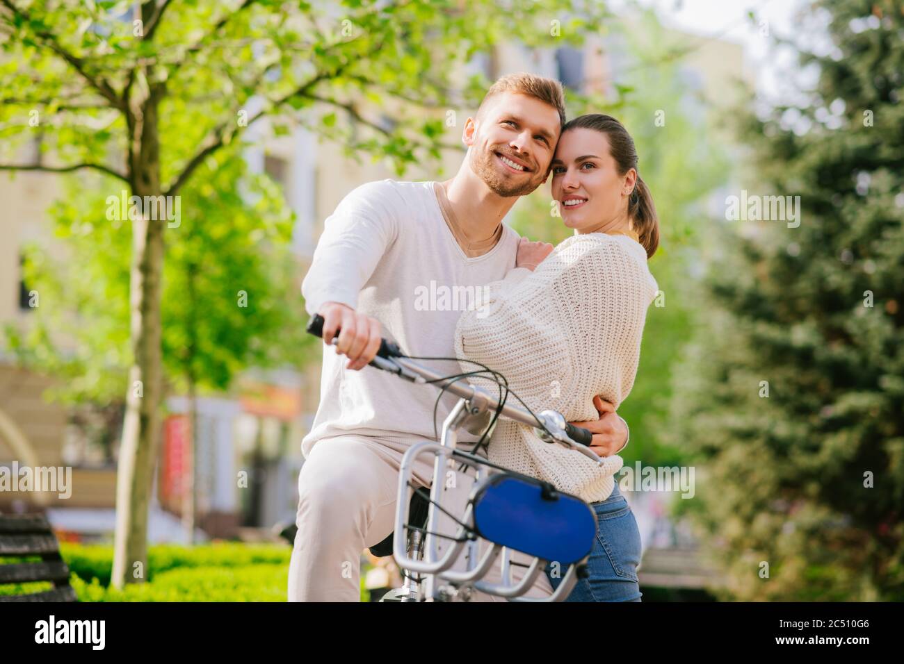 Jeune homme et femme satisfaits qui se promenne à la recherche de rêve Banque D'Images