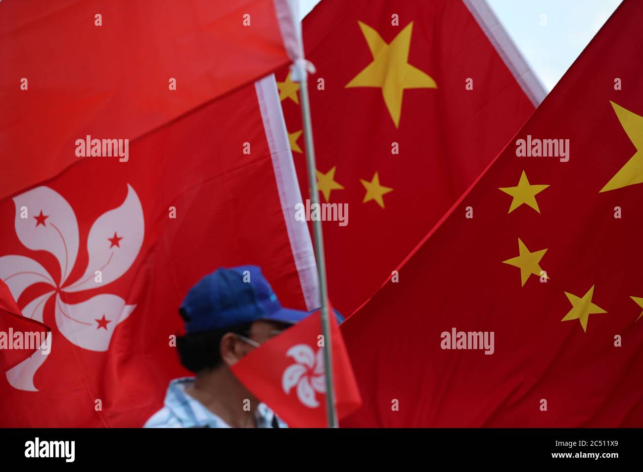Hong Kong, Chine. 30 juin 2020. Les partisans de Pékin brandir les drapeaux chinois et chantent l'hymne national lors d'un rassemblement pour célébrer l'adoption d'une loi sur la sécurité nationale le 30 juin 2020 à Hong Kong, en Chine. Beijing a adopté la loi controversée sur la sécurité nationale qui menacera les villes autonomie et libertés politiques crédit: May James/ZUMA Wire/Alamy Live News Banque D'Images