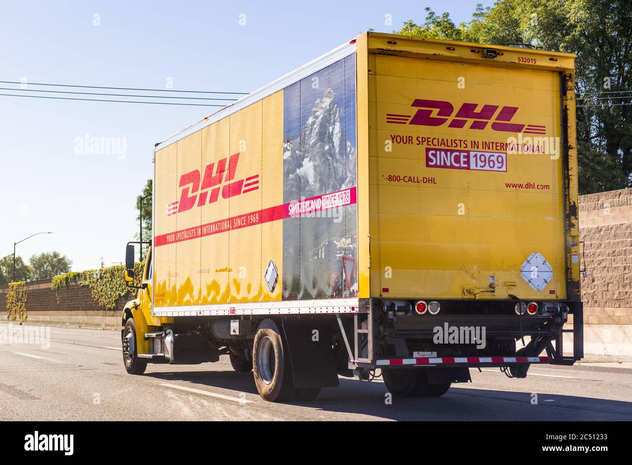 18 juin 2020 Redwood City / CA / USA - DHL Truck Driving on the Freeway; DHL (Dalsey, Hillblom and Lynn) International GmbH est une société fondée aux États-Unis Banque D'Images