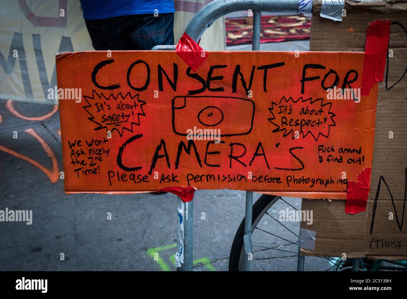 Un panneau menaçant à l'entrée de la zone autonome de l'hôtel de ville d'Occupy, ou City Hall Park, exige que le photojournaliste demande son consentement avant de prendre des photos des manifestants le 29 juin 2020, à New York. Les manifestants de l'hôtel de ville d'occuper exigent que le Conseil de la ville de New York coupe au moins un milliard de dollars du budget du NYPD. (Photo de Gabriele Holtermann/Sipa USA) crédit: SIPA USA/Alay Live News Banque D'Images