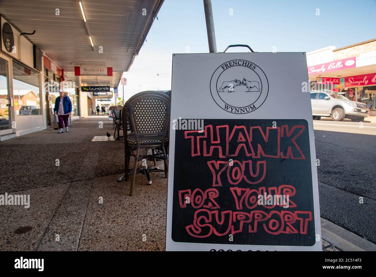 Brisbane, Australie. 30 juin 2020. Un café affiche un panneau indiquant « Merci de votre soutien » dans un contexte de crise Covid-19.le Premier ministre du Queensland, Annastacia Palaszczuk, participe à une réunion du cabinet de l'État le mardi 30 juin pour annoncer une réouverture possible de la frontière et des recommandations sanitaires. (Photo de Flo Rols/Pacific Press) crédit: Agence de presse du Pacifique/Alamy Live News Banque D'Images