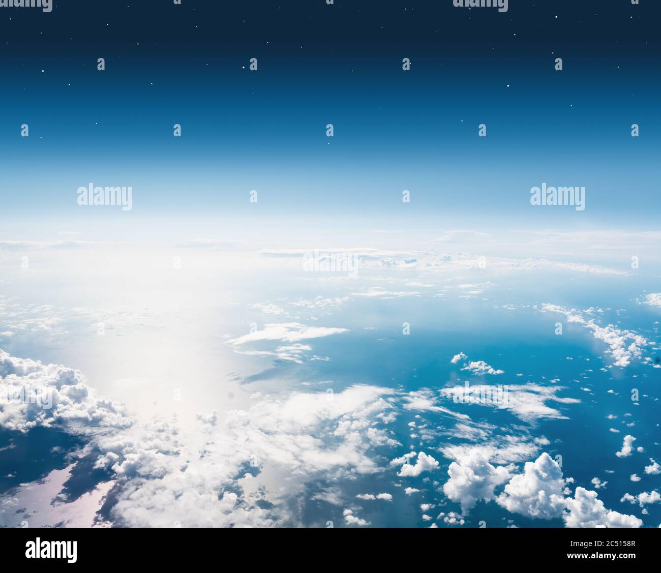 Vue panoramique de dessus de la lumière du jour et sur tous les nuages sous le ciel bleu, nuages de ciel et bannière de mer, concept de papier peint. Photo de haute qualité Banque D'Images