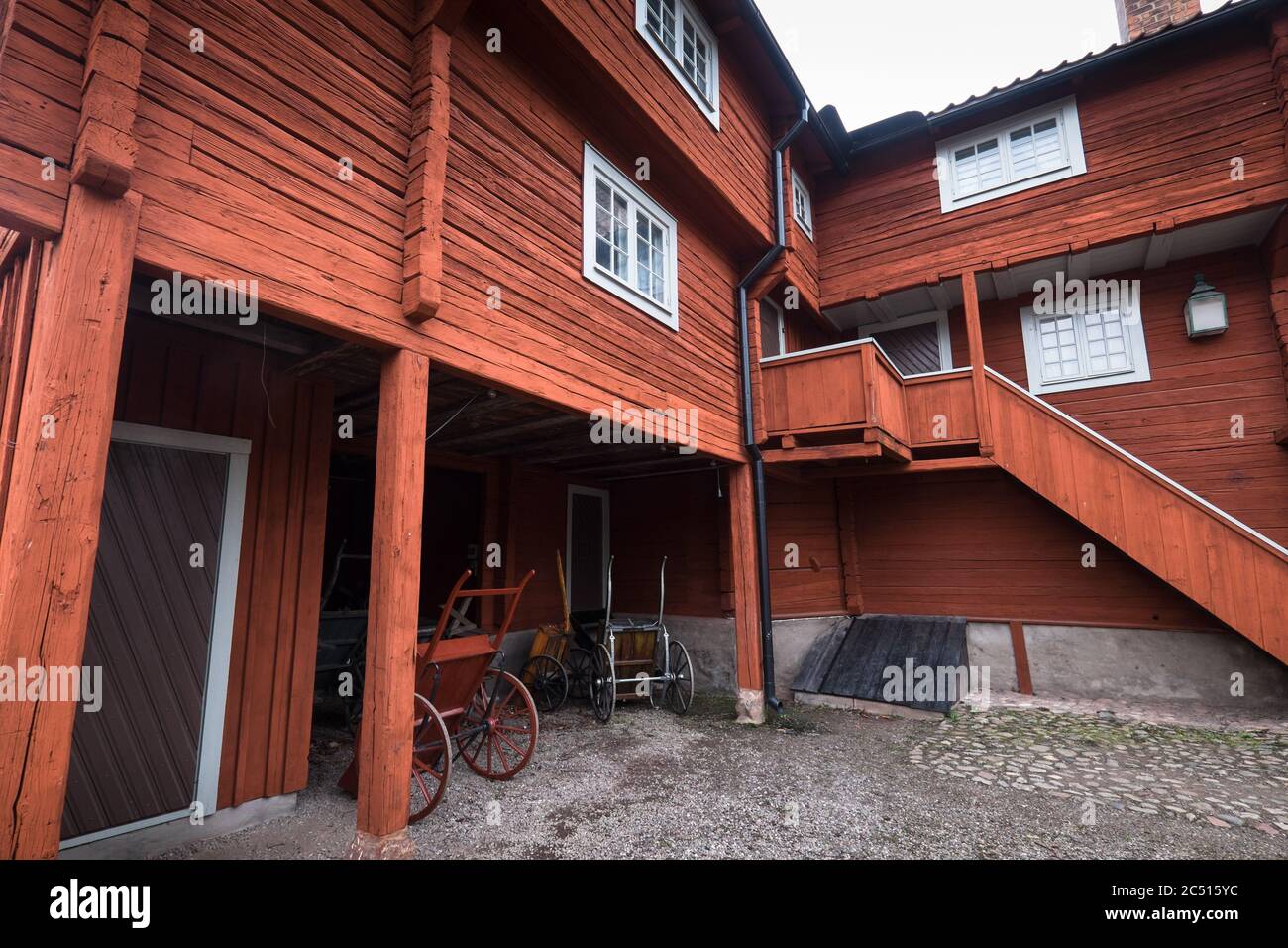 Vue sur la maison traditionnelle en bois avec une peinture rouge Falu ou rouge falun dans la vieille ville de Gamla Linkoping, Suède Banque D'Images