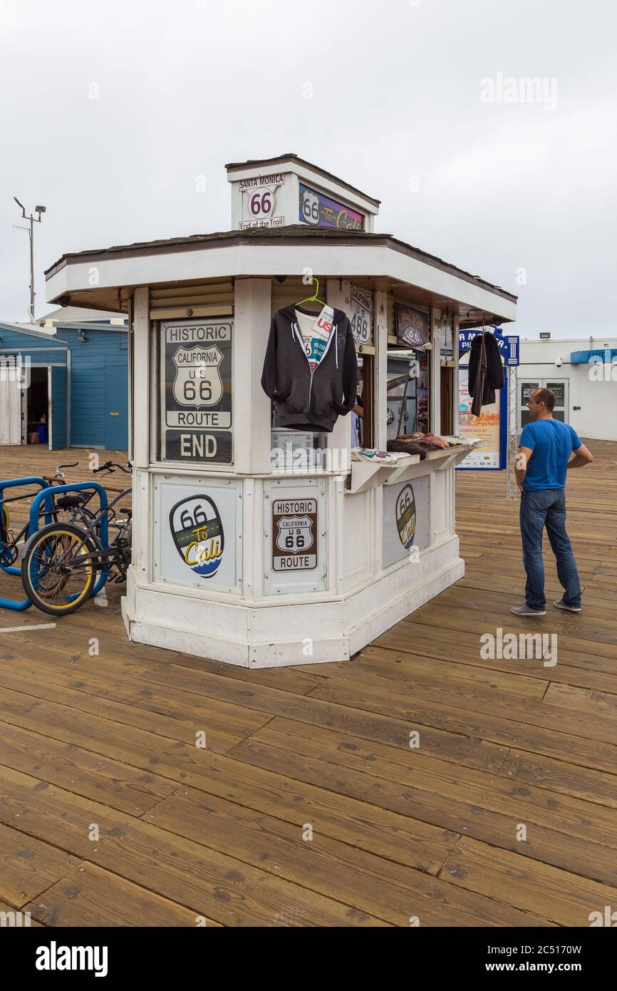 Santa Monica, Californie, États-Unis- 12 juin 2015 : boutique de souvenirs en bois blanc sur la route 66 sur la jetée de Santa Monica. Banque D'Images