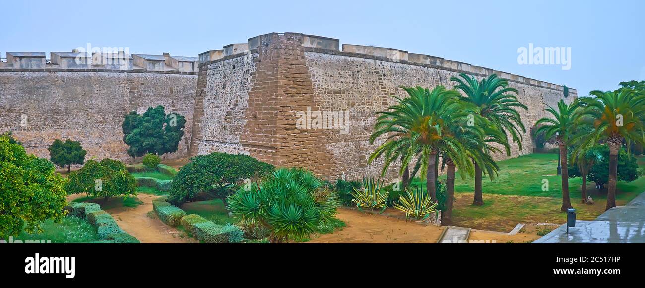 Panorama avec parc pittoresque de Fosos de Puertas de Tierra et rempart médiéval de la forteresse de Cadix avec bastion de Santa Elena et San Roque, Espagne Banque D'Images