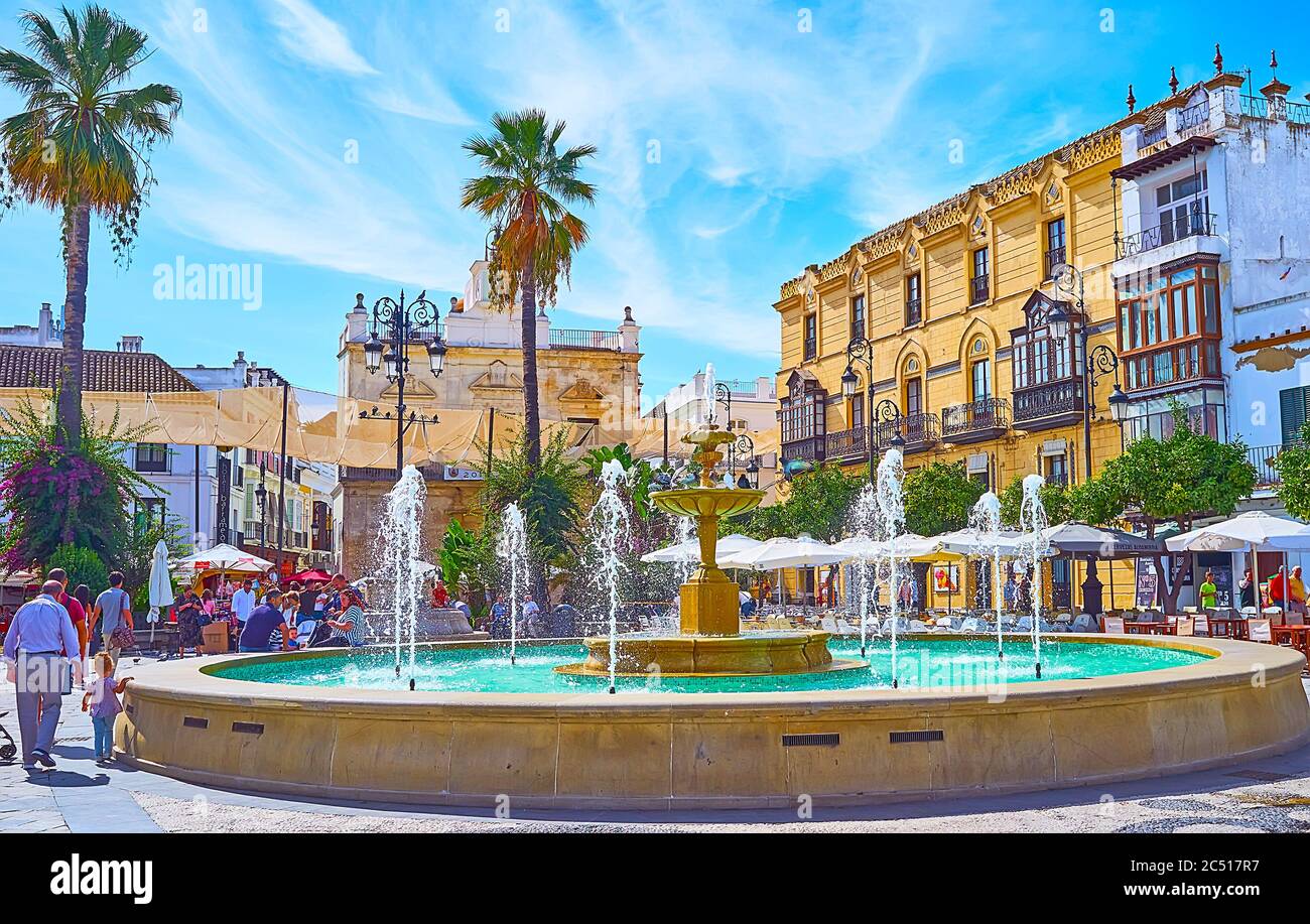 SANLUCAR, ESPAGNE - 22 SEPTEMBRE 2019 : la place très fréquentée Plaza del Cabildo, décorée avec une fontaine pittoresque, est bordée de restaurants touristiques populaires Banque D'Images