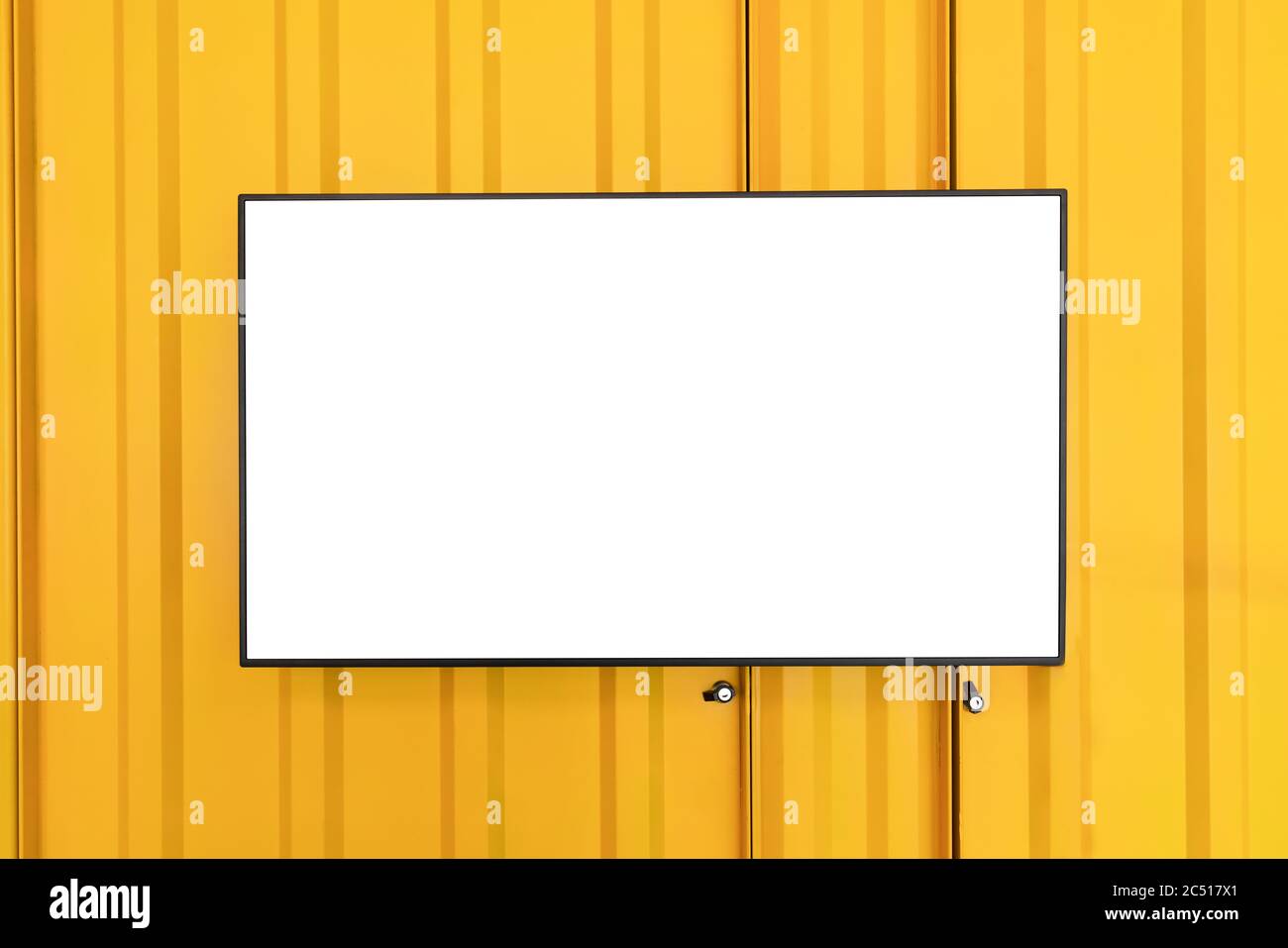 Écran de télévision sur porte de volet ou murs avec matériau métallique pour utilisation comme panneau d'affichage et marketing Banque D'Images