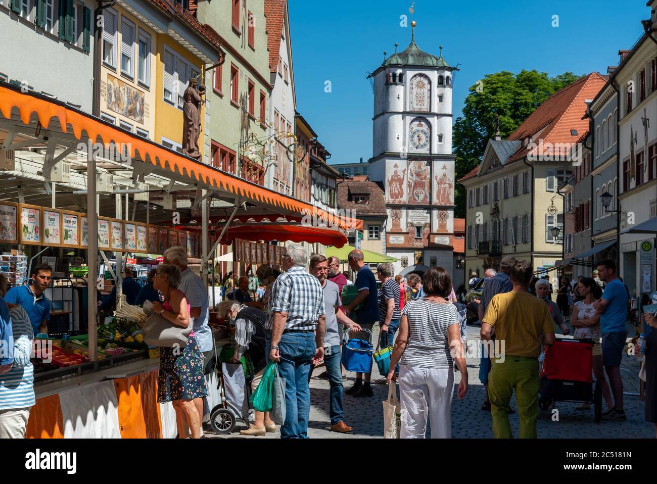 Wangen i.a., BW / Allemagne - 24 juin 2020 : vieille ville historique de Wangen im Allgau pendant le marché hebdomadaire bondé des agriculteurs Banque D'Images