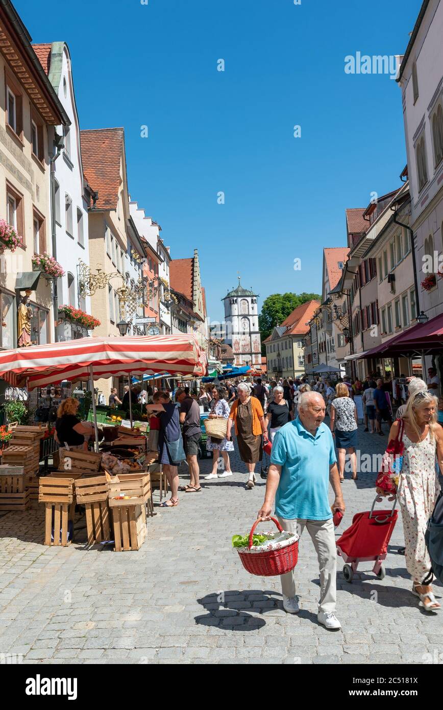 Wangen i.a., BW / Allemagne - 24 juin 2020 : vieille ville historique de Wangen im Allgau pendant le marché hebdomadaire bondé des agriculteurs Banque D'Images