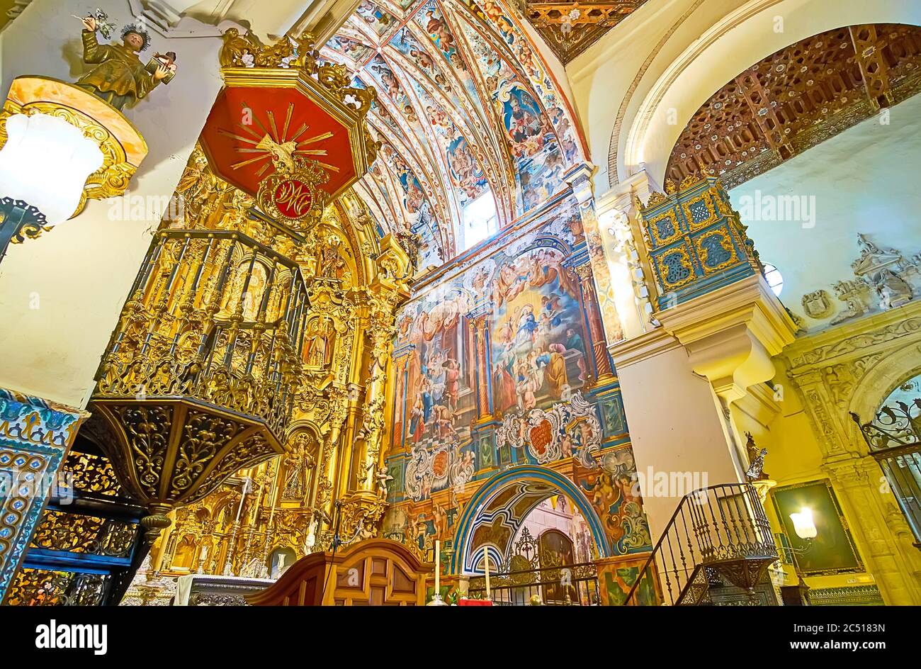 SANLUCAR, ESPAGNE - 22 SEPTEMBRE 2019 : l'intérieur médiéval de l'église paroissiale notre-Dame d'O (Nuestra Senora de la O) avec des fresques conservées, ornées Banque D'Images