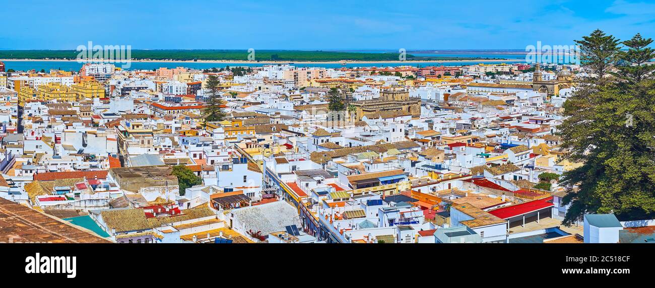 La vue panoramique sur les toits de Sanlucar avec les quartiers historiques de la ville et le fleuve Guadalquivir sur le loin, Espagne Banque D'Images