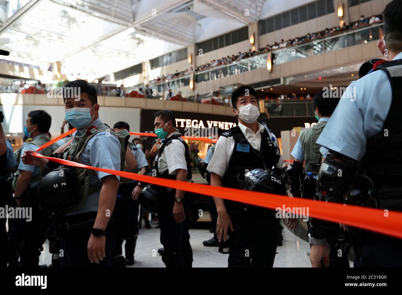 Hong Kong. 30 juin 2020. La police a établi une ligne de cordon orange et a cherché des personnes lors d'un rassemblement « déjeuner avec vous » dans un centre commercial de Hong Kong, le 30 juin 2020. Le Comité permanent du Congrès national du peuple de Chine a approuvé à l'unanimité une loi sur la sécurité nationale pour Hong Kong, interdisant les actes de sécession, de subversion, de terrorisme et de collusion avec les forces étrangères pour mettre en danger la sécurité nationale. Crédit: May James/ZUMA Wire/Alay Live News crédit: ZUMA Press, Inc./Alay Live News Banque D'Images