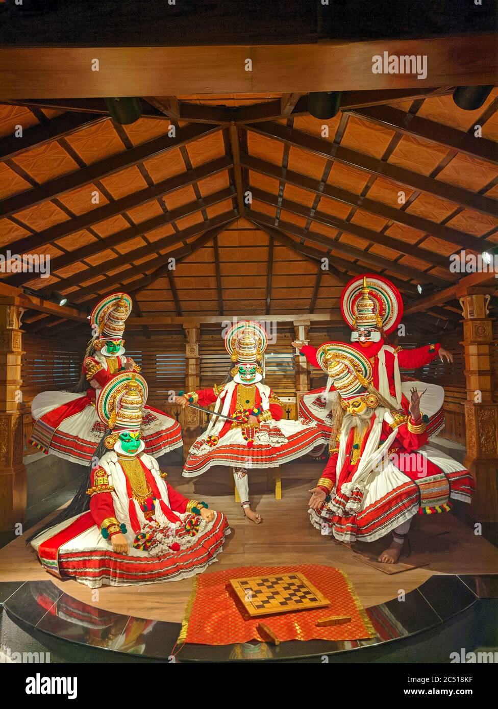 Statues de Kathakali en posture dansante, Kerala, Inde Banque D'Images