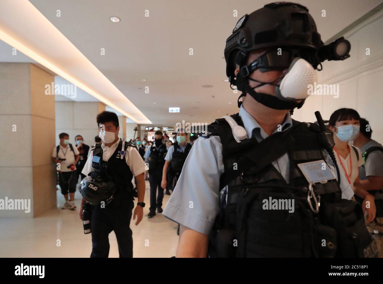 Hong Kong. 30 juin 2020. La police portant un masque facial de nouveau le coronavirus se promenant dans un centre commercial de Hong Kong, le 30 juin 2020, lors d'un rassemblement « déjeuner avec vous ». Le Comité permanent du Congrès national du peuple de Chine a approuvé à l'unanimité une loi sur la sécurité nationale pour Hong Kong, interdisant les actes de sécession, de subversion, de terrorisme et de collusion avec les forces étrangères pour mettre en danger la sécurité nationale. Crédit: May James/ZUMA Wire/Alay Live News crédit: ZUMA Press, Inc./Alay Live News Banque D'Images