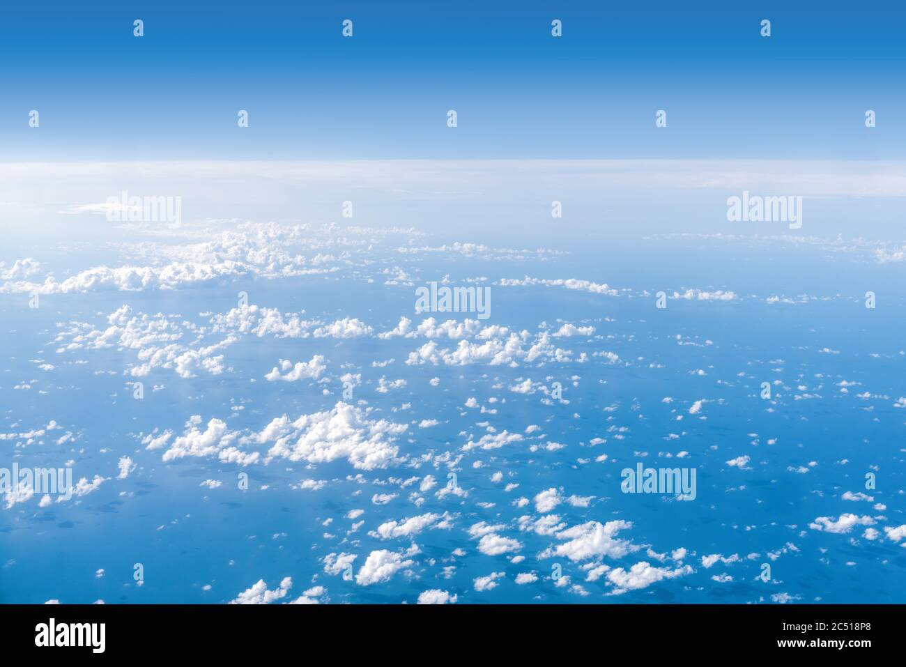 Vue panoramique de la lumière du jour et sur tous les nuages sous le ciel bleu, nuages de ciel et bannière de mer, concept de papier peint. Photo de haute qualité Banque D'Images