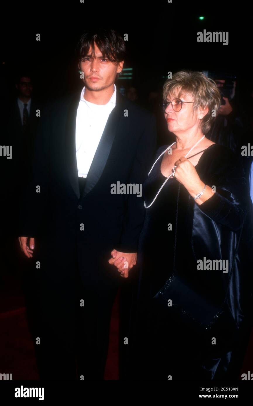 Beverly Hills, Californie, Etats-Unis 20 novembre 1995 l'acteur Johnny Depp et la mère Betty Sue Wells assistent à la première de Paramount Pictures 'Nick of Time' le 20 novembre 1995 au Samuel Goldwyn Theatre à Beverly Hills, Californie, Etats-Unis. Photo par Barry King/Alay stock photo Banque D'Images