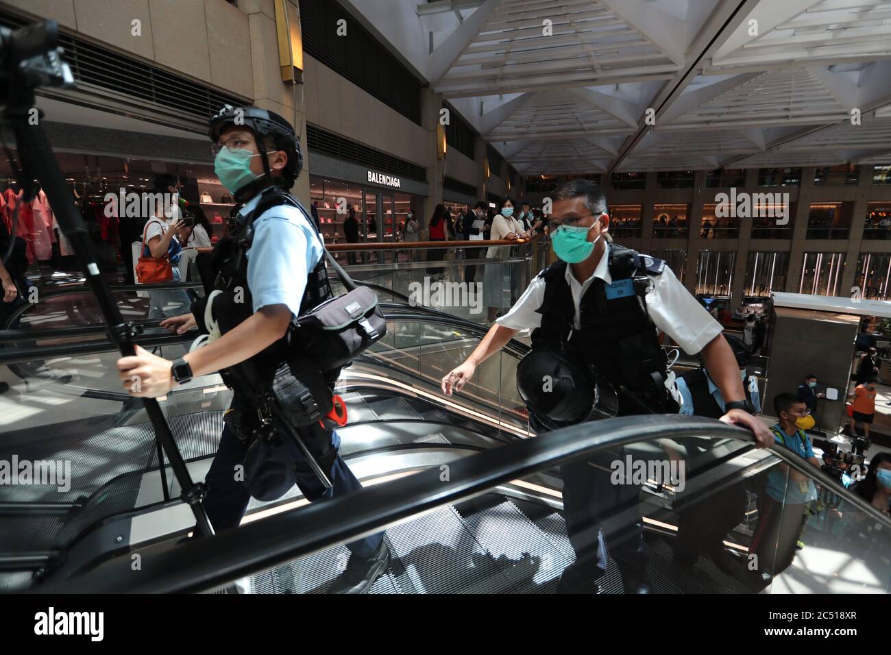 Hong Kong. 30 juin 2020. La police se promenant dans le tournage d'un rallye « déjeuner avec vous » dans un centre commercial de Hong Kong, le 30 juin 2020. Le Comité permanent du Congrès national du peuple de Chine a approuvé à l'unanimité une loi sur la sécurité nationale pour Hong Kong, interdisant les actes de sécession, de subversion, de terrorisme et de collusion avec les forces étrangères pour mettre en danger la sécurité nationale. (Image de crédit: © May JamesZUMA Wire) crédit: ZUMA Press, Inc./Alamy Live News Banque D'Images