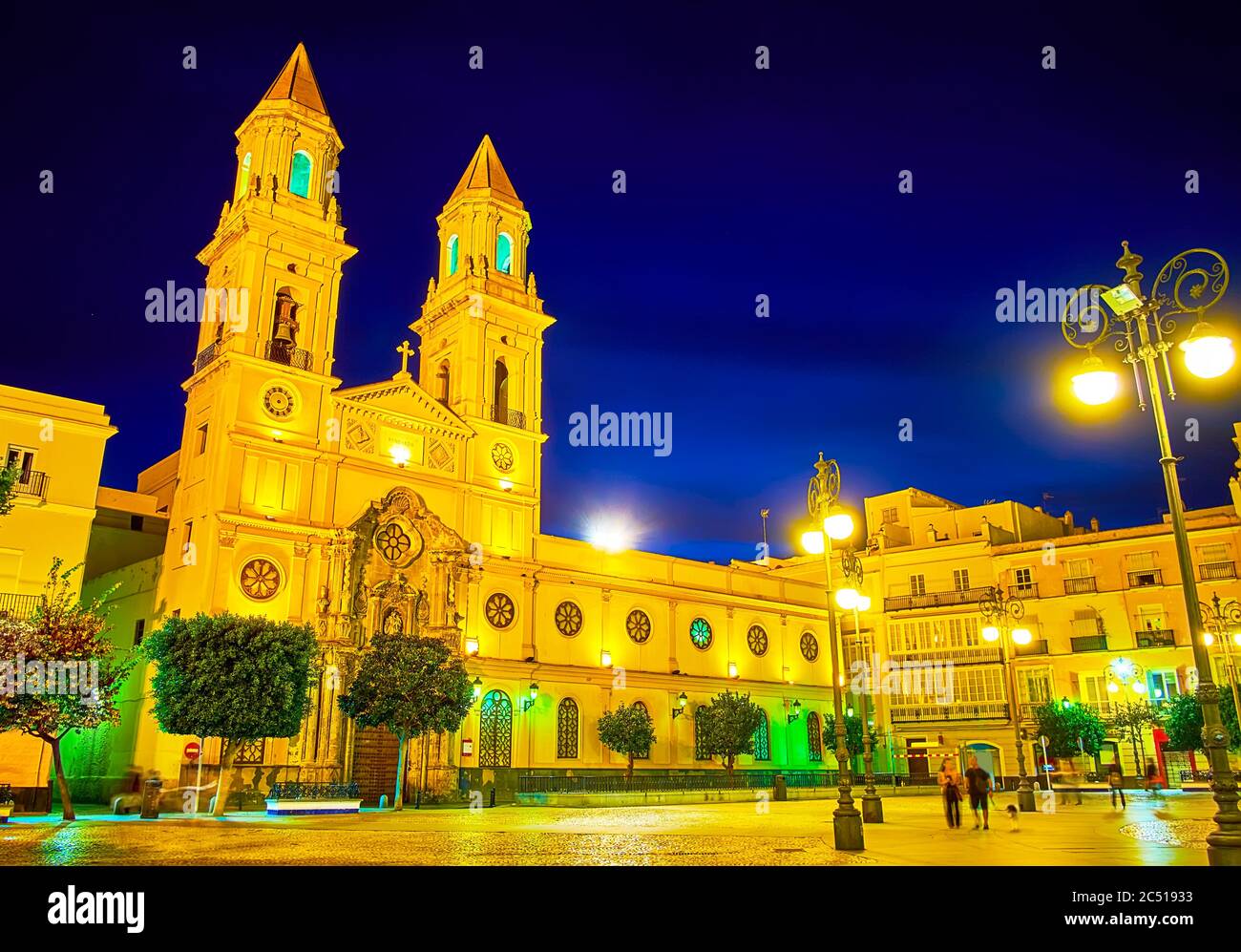 La façade de l'église Saint-Antoine de Padoue aux lumières de la soirée, place Plaza de San Antonio, Cadix, Espagne Banque D'Images