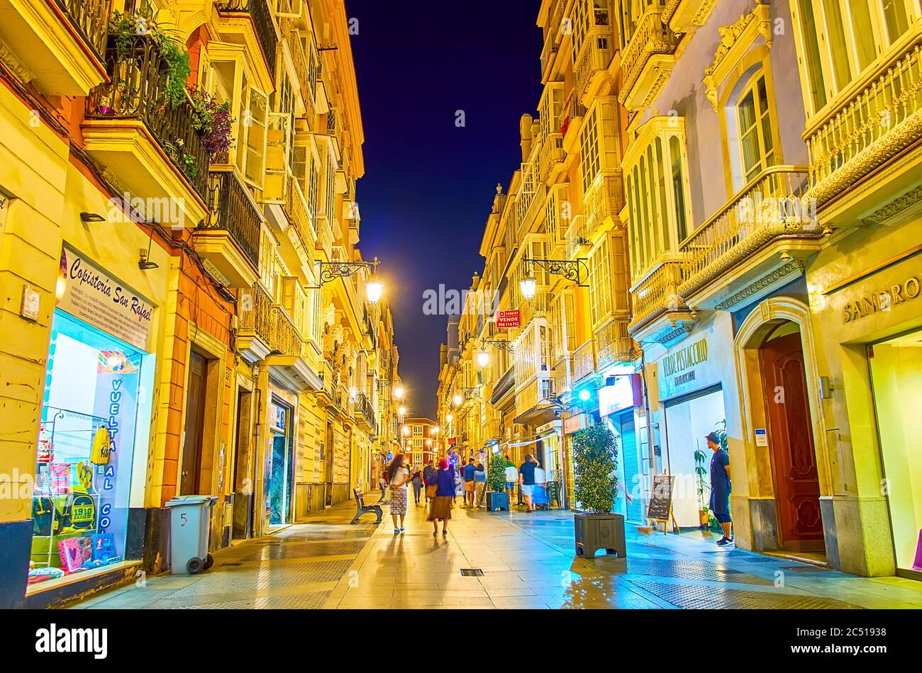 CADIX, ESPAGNE - 22 SEPTEMBRE 2019 : promenez-vous dans la Calle Ancha historique et profitez de ses lumières lumineuses le soir, le 22 septembre à Cadix Banque D'Images