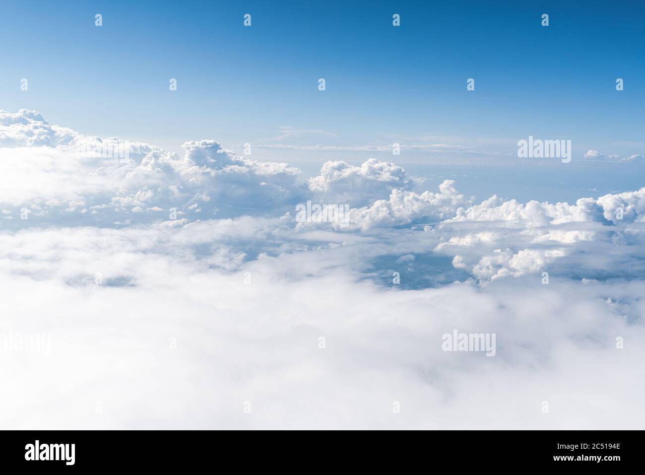 Vue panoramique de la lumière du jour et sur tous les nuages sous le ciel bleu, nuages de ciel et bannière de mer, concept de papier peint. Photo de haute qualité Banque D'Images
